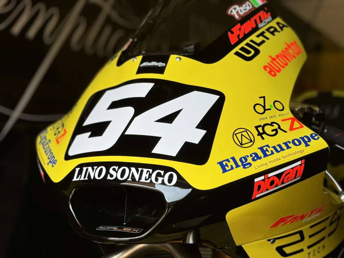 La carena della moto di Mattia Pasini, numero 54, con il logo oZ-o tra gli sponsor
